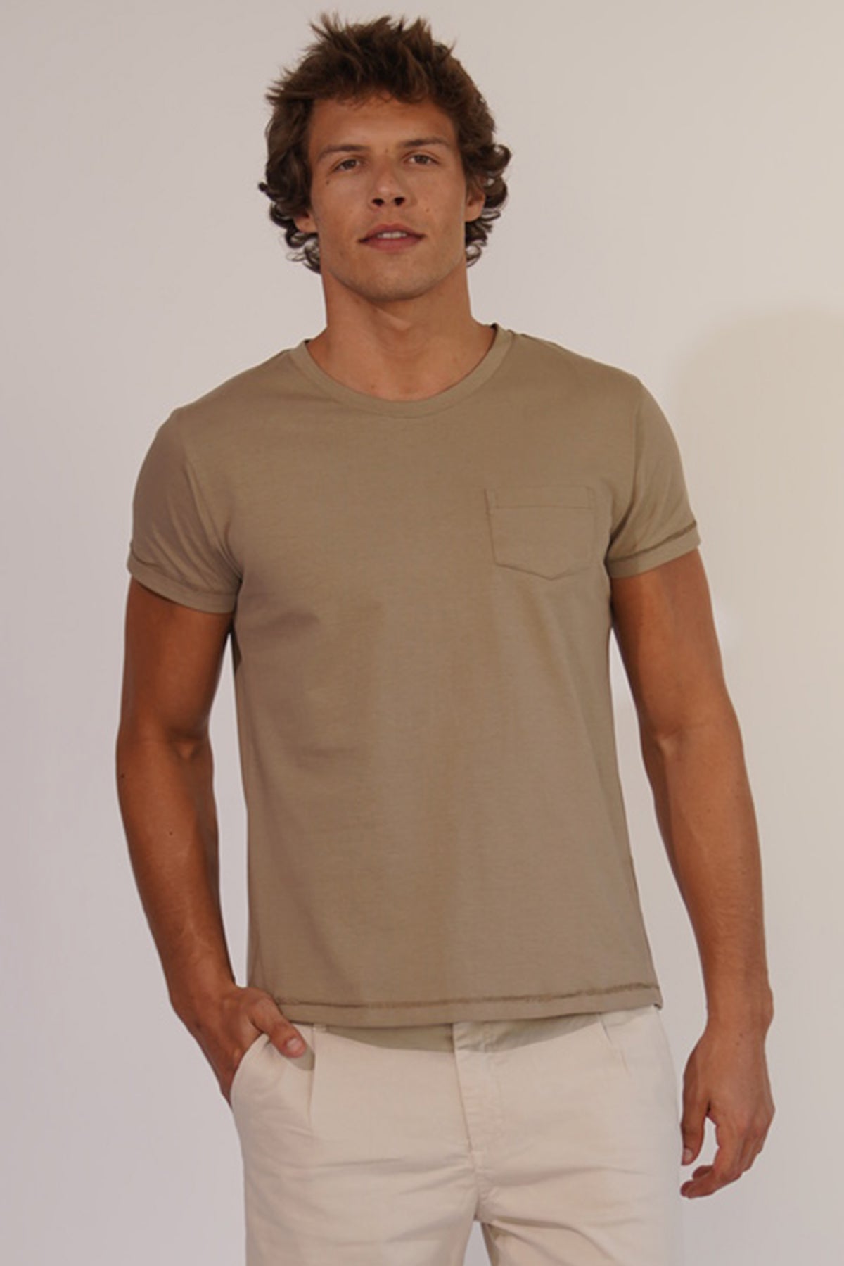 CAMISETA MASCULINA BASICA COM BOLSO - AREIA