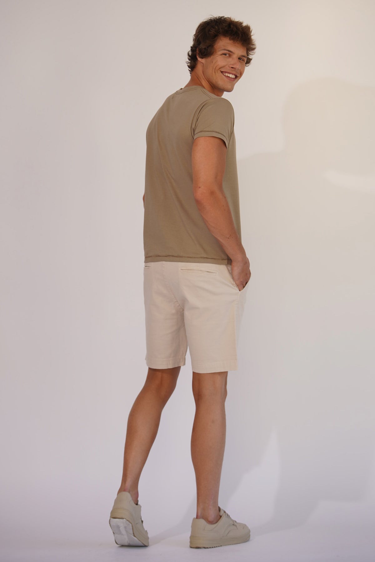 CAMISETA MASCULINA BASICA COM BOLSO - AREIA