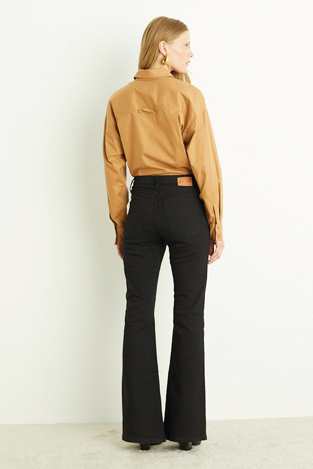 CALÇA CHIARA FEMININA BOOTCUT SARJA PRETA FENDA