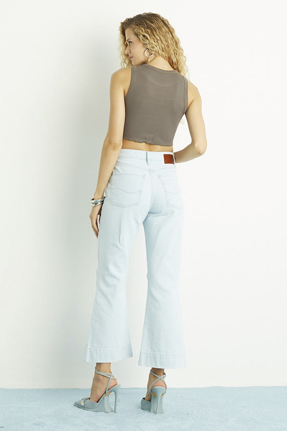 Calça Pantacourt Barra Larga Jeans Claro