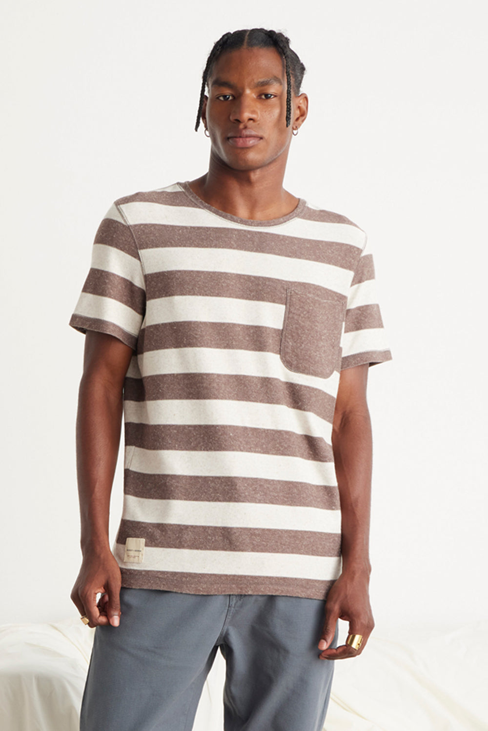 CAMISETA MASCULINA REGULAR LISTRADA MARROM/OFF WHITE