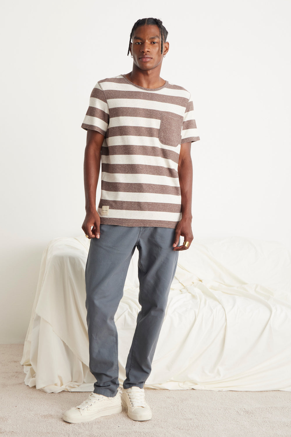 CAMISETA MASCULINA REGULAR LISTRADA MARROM/OFF WHITE