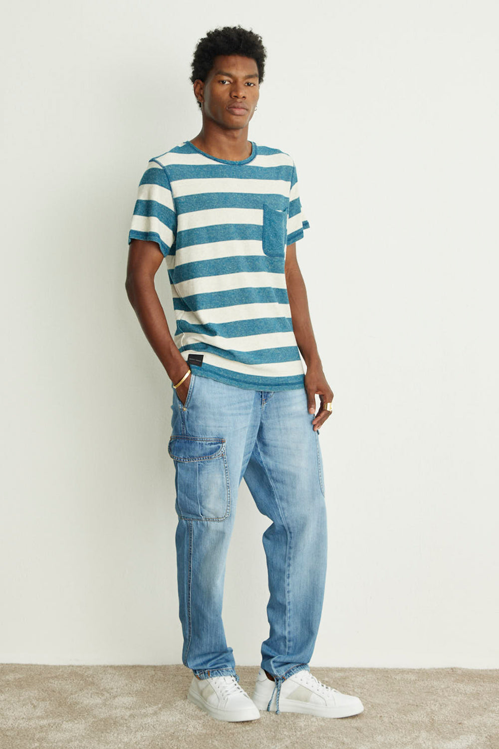 CAMISETA MASCULINA REGULAR LISTRADA PETRÓLEO/OFF WHITE