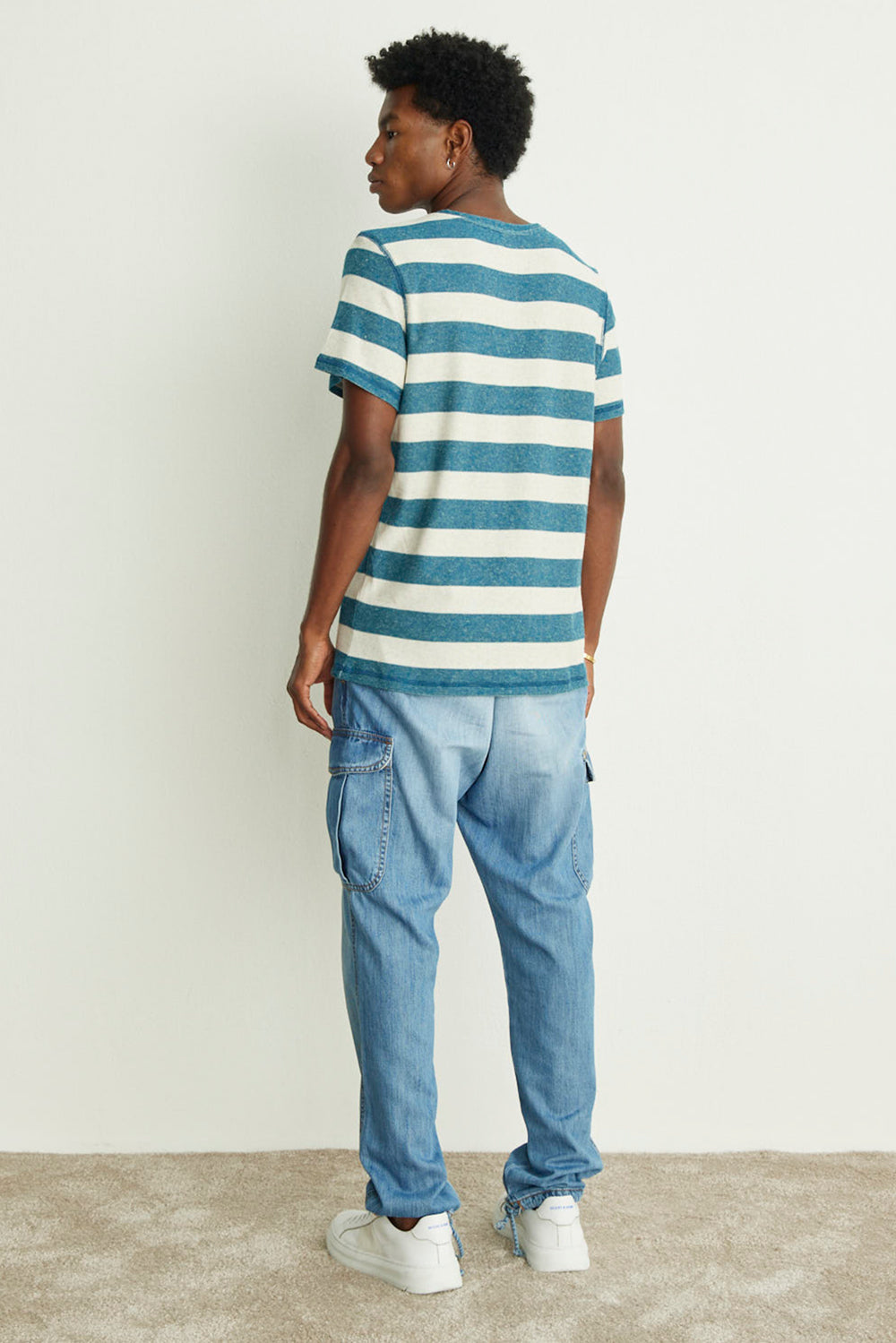 CAMISETA MASCULINA REGULAR LISTRADA PETRÓLEO/OFF WHITE