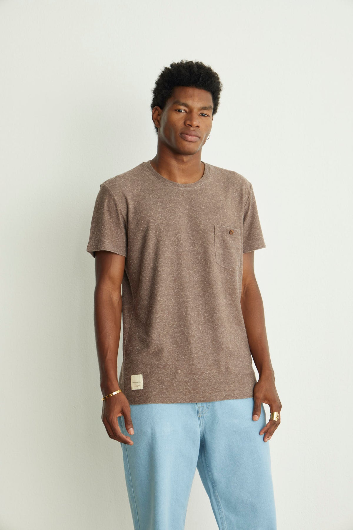 CAMISETA MASCULINA BOLSO MARROM