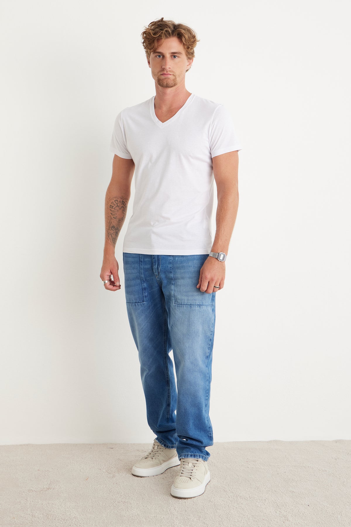 CAMISETA MASCULINA BASICA GOLA V - BRANCA
