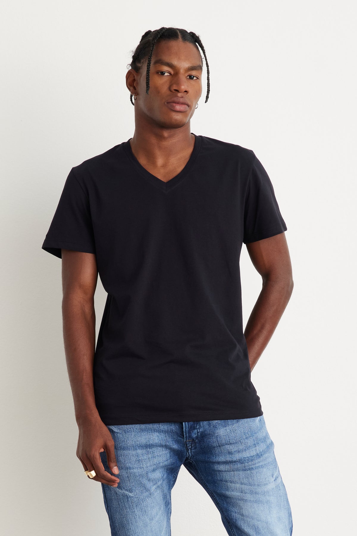 CAMISETA MASCULINA BASICA GOLA V - PRETO