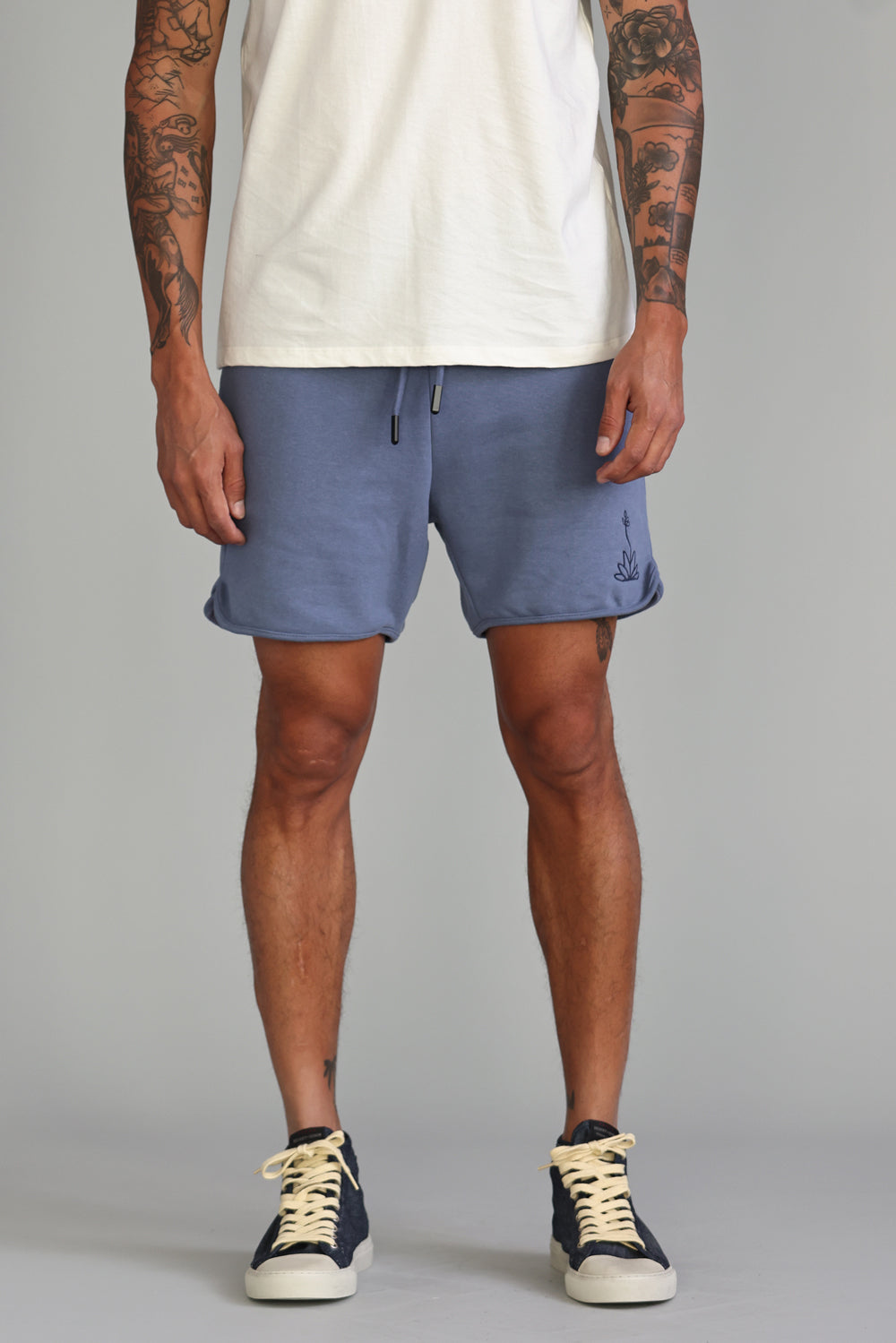 SHORTS ROMEO MASCULINO BORDADO FLOR AZUL SEA