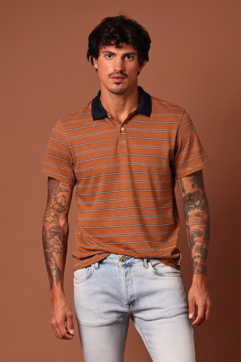 POLO MASCULINA LISTRADA CARAMEL