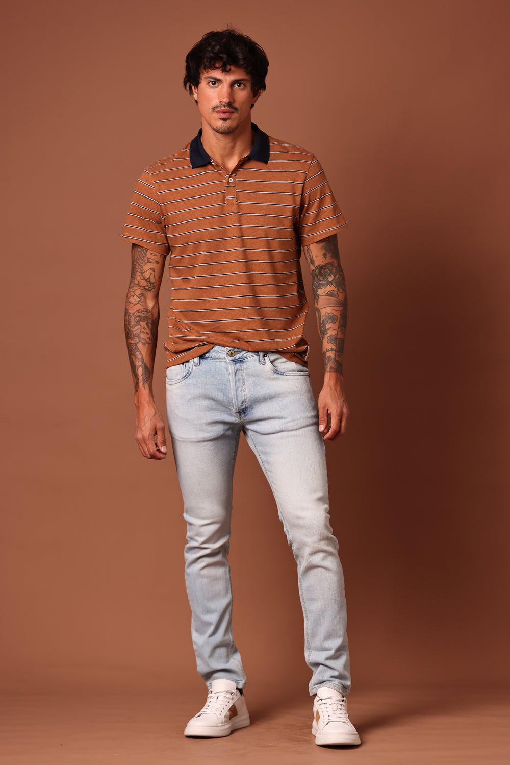 POLO MASCULINA LISTRADA CARAMEL