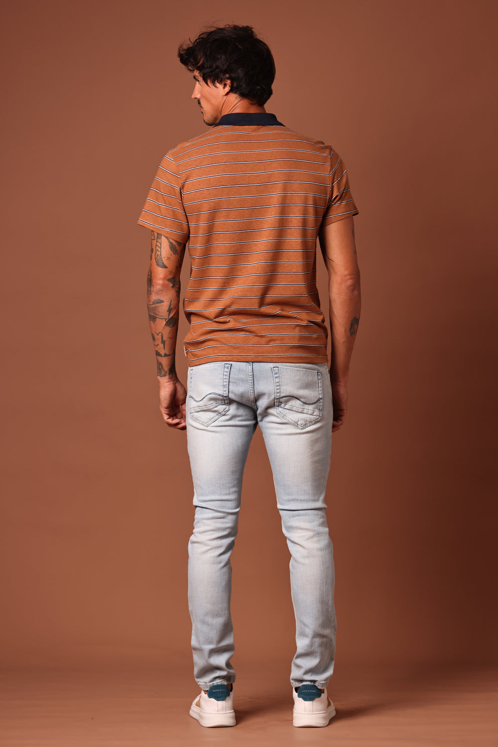 POLO MASCULINA LISTRADA CARAMEL