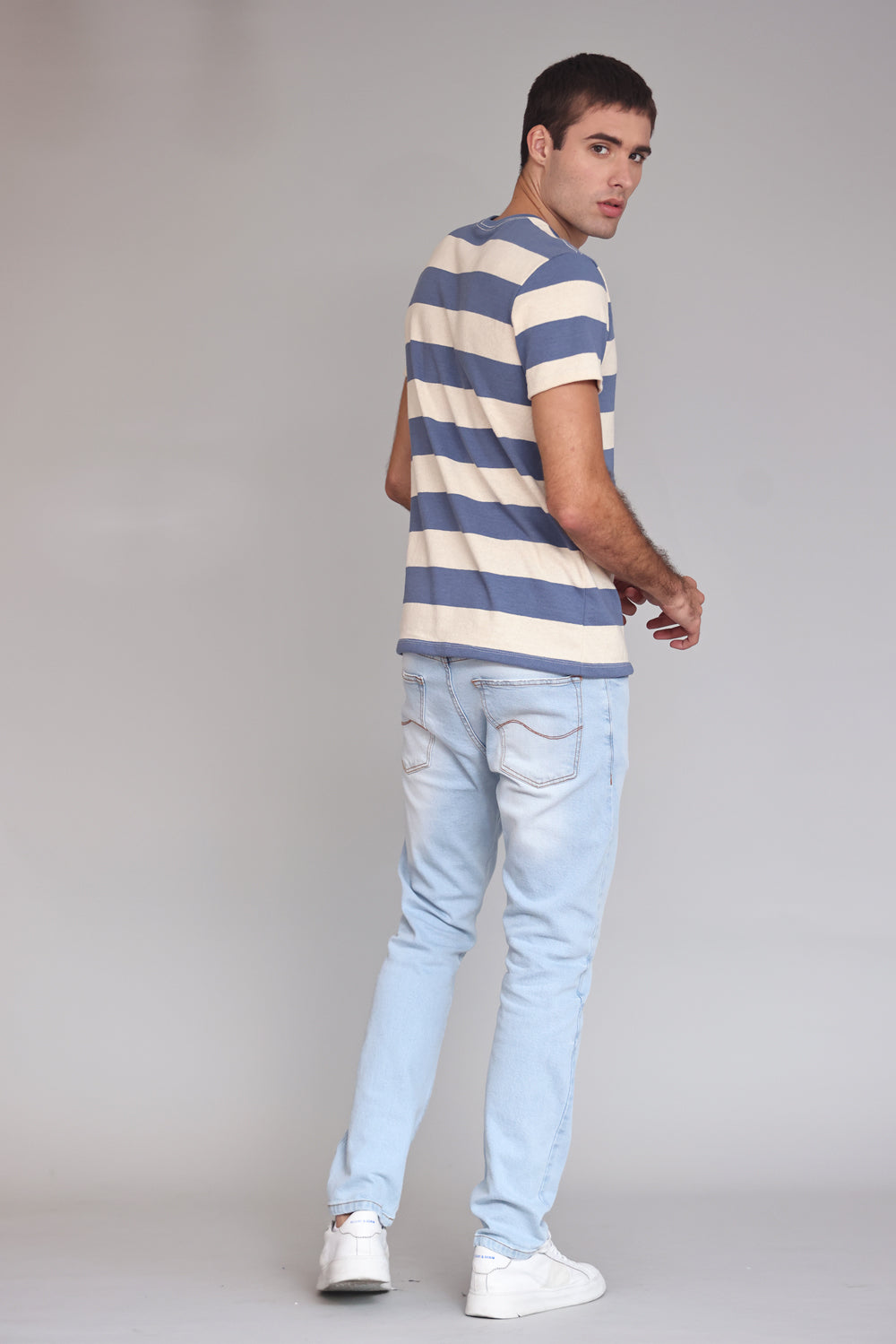 CAMISETA MASCULINA MALHA LISTRADA OFF WHITE/AZUL