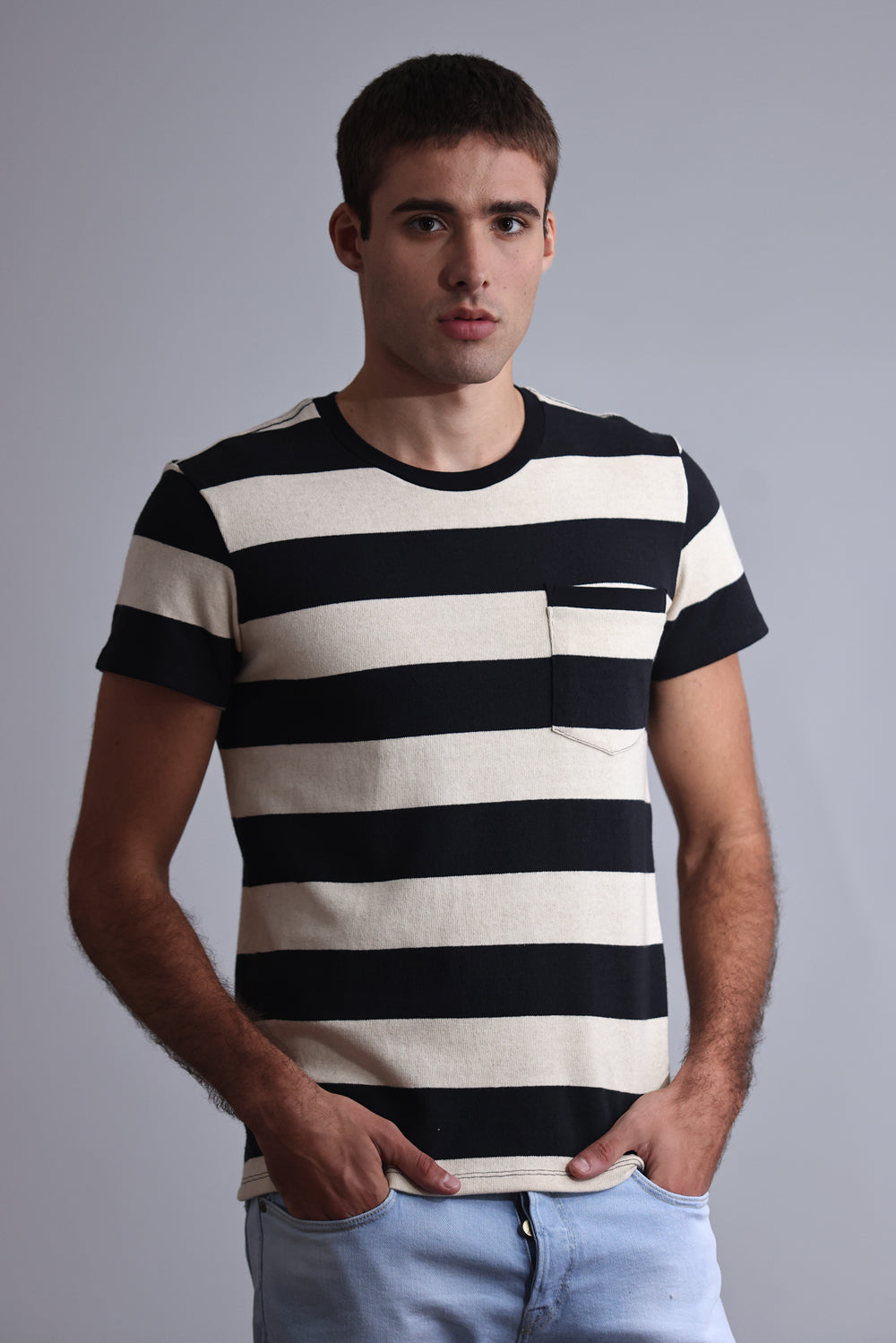 CAMISETA MASCULINA MALHA LISTRADA OFF WHITE/PRETO