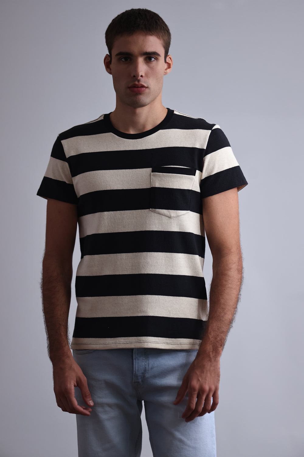 CAMISETA MASCULINA MALHA LISTRADA OFF WHITE/PRETO