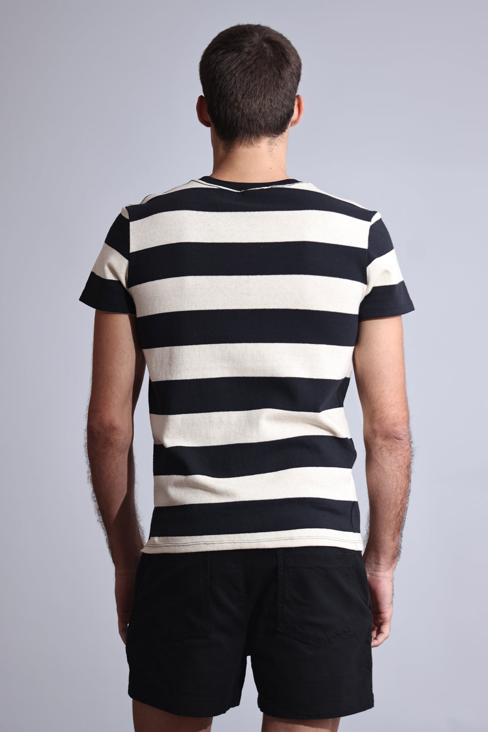 CAMISETA MASCULINA MALHA LISTRADA OFF WHITE/PRETO