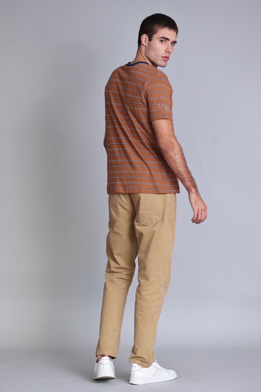 CAMISETA MASCULINA ENJOY THE ADVENTURE CARAMEL