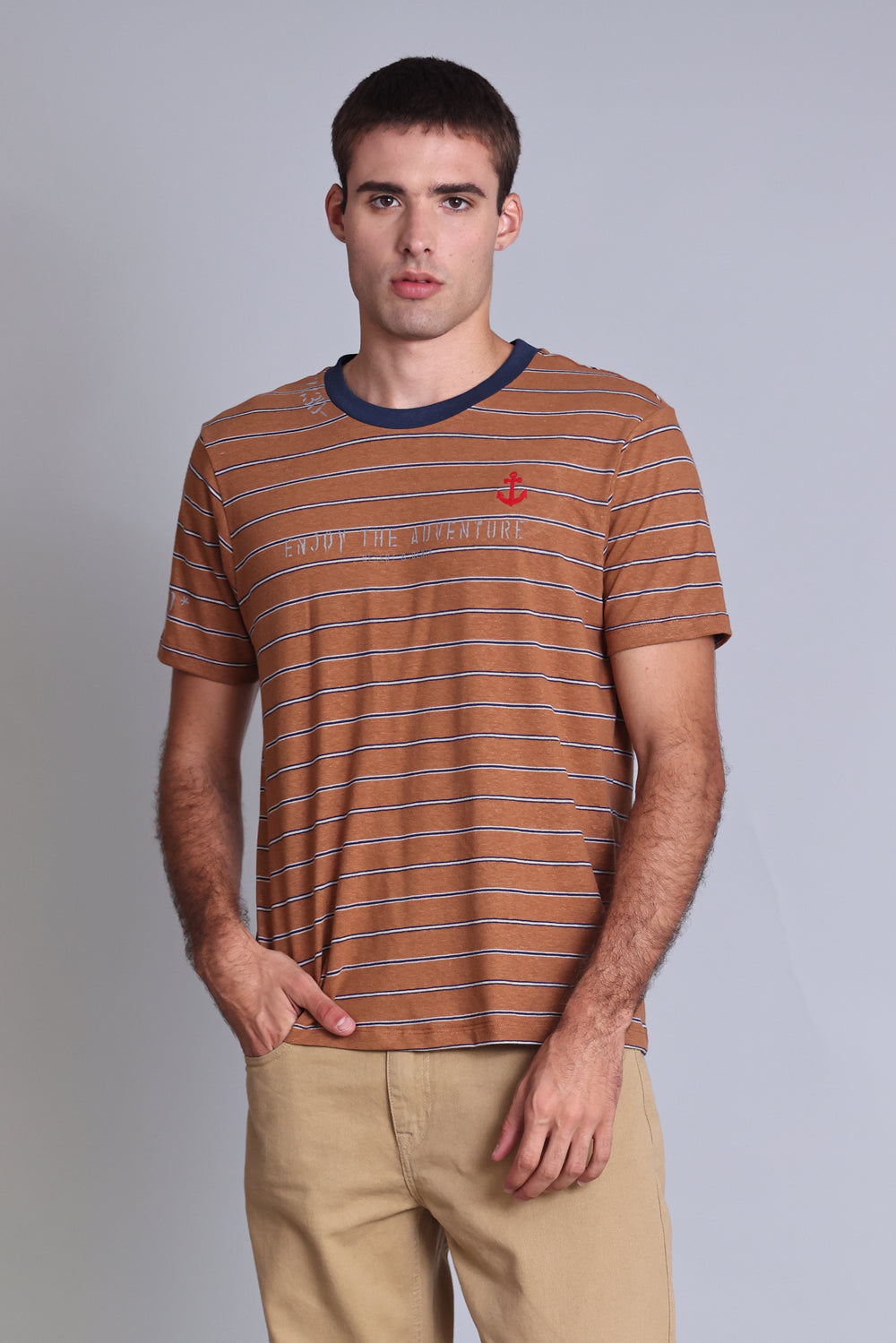 CAMISETA MASCULINA ENJOY THE ADVENTURE CARAMEL