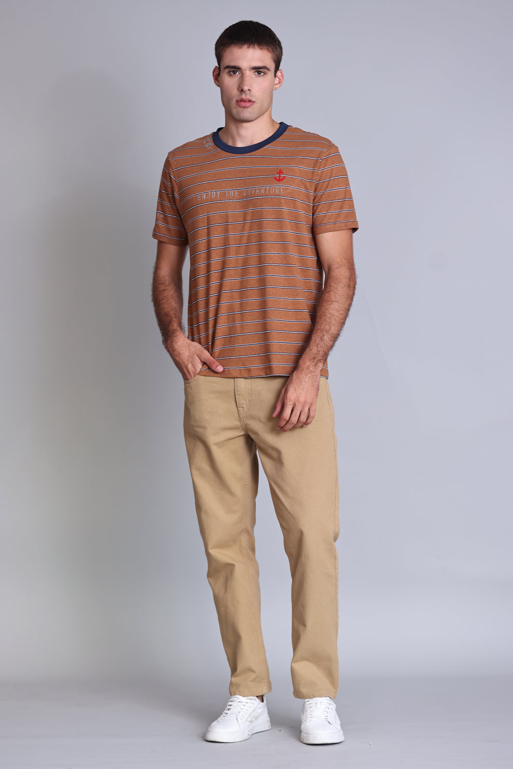 CAMISETA MASCULINA ENJOY THE ADVENTURE CARAMEL