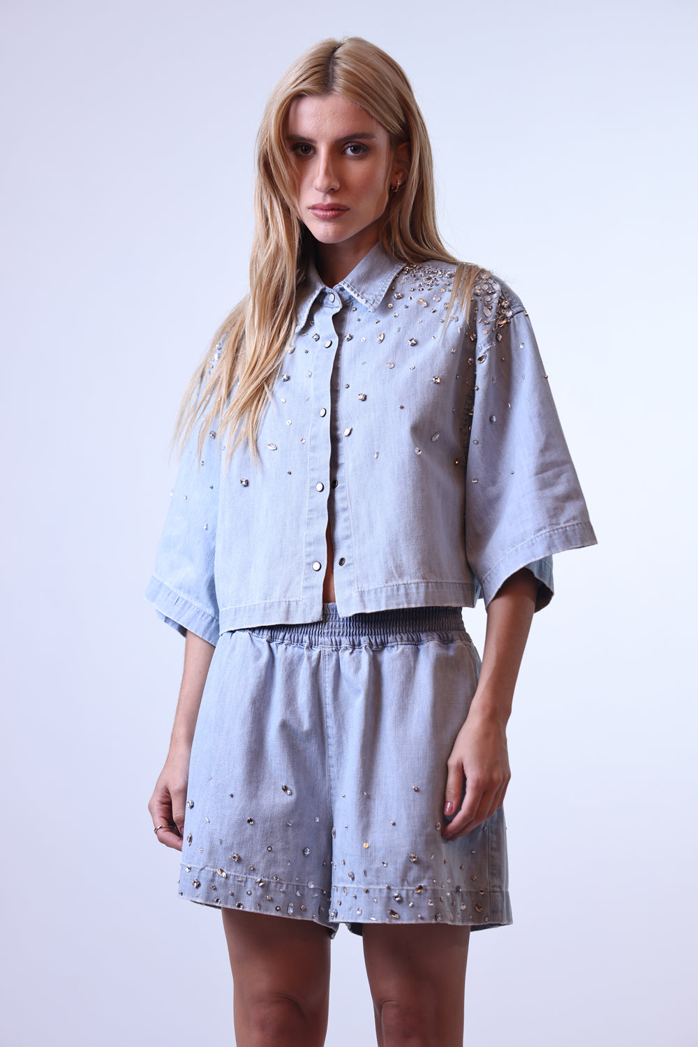 CAMISA FEMININA CROPPED BORDADA JEANS
