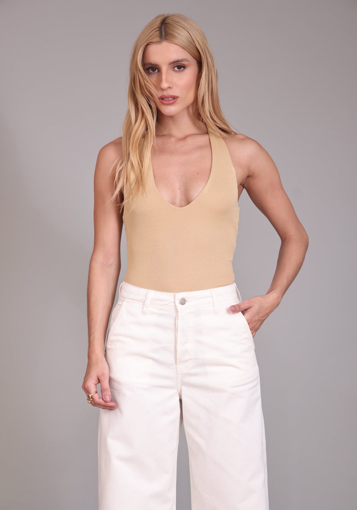 BODY FEMININO FRENTE ÚNICA AREIA