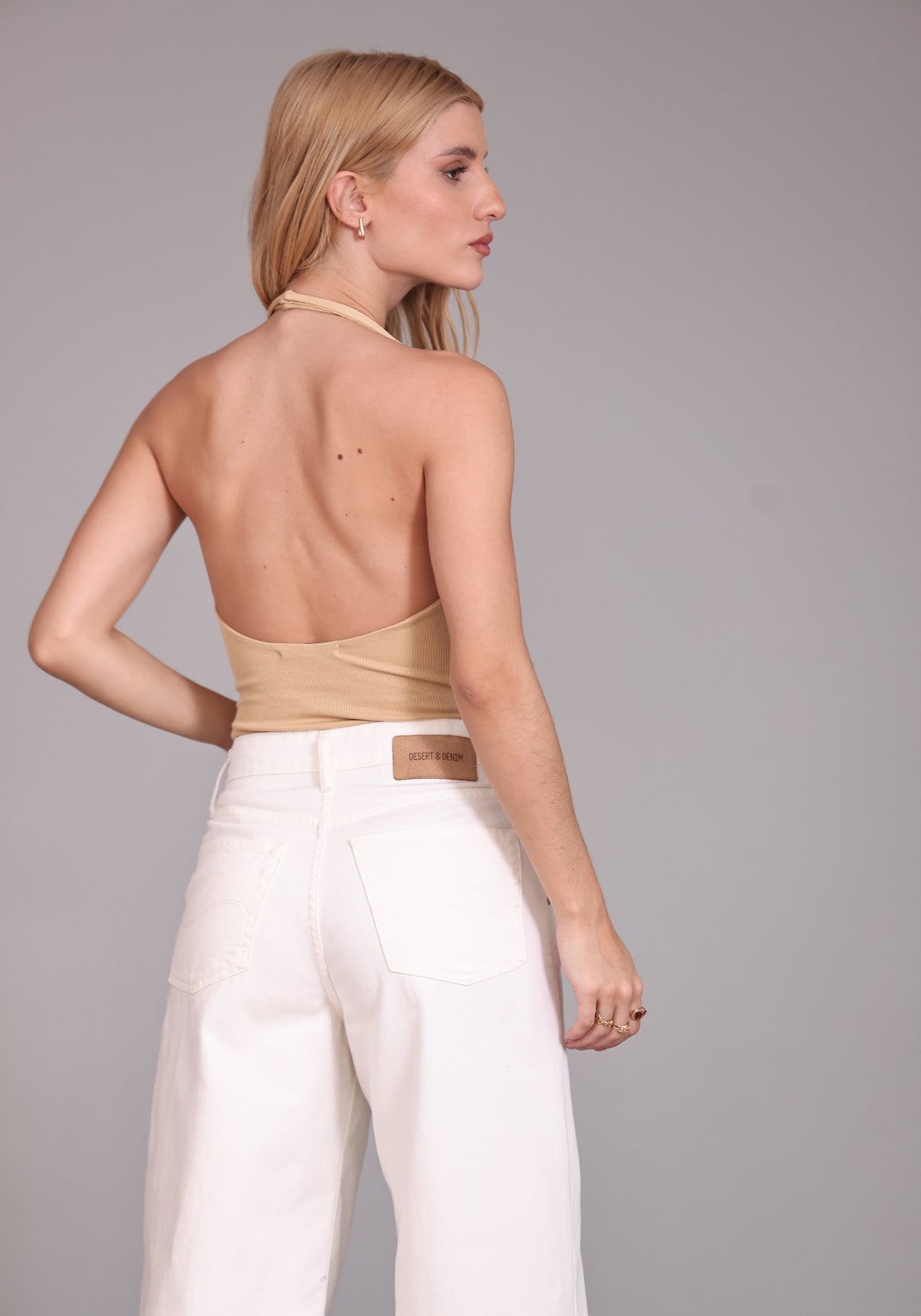 BODY FEMININO FRENTE ÚNICA AREIA