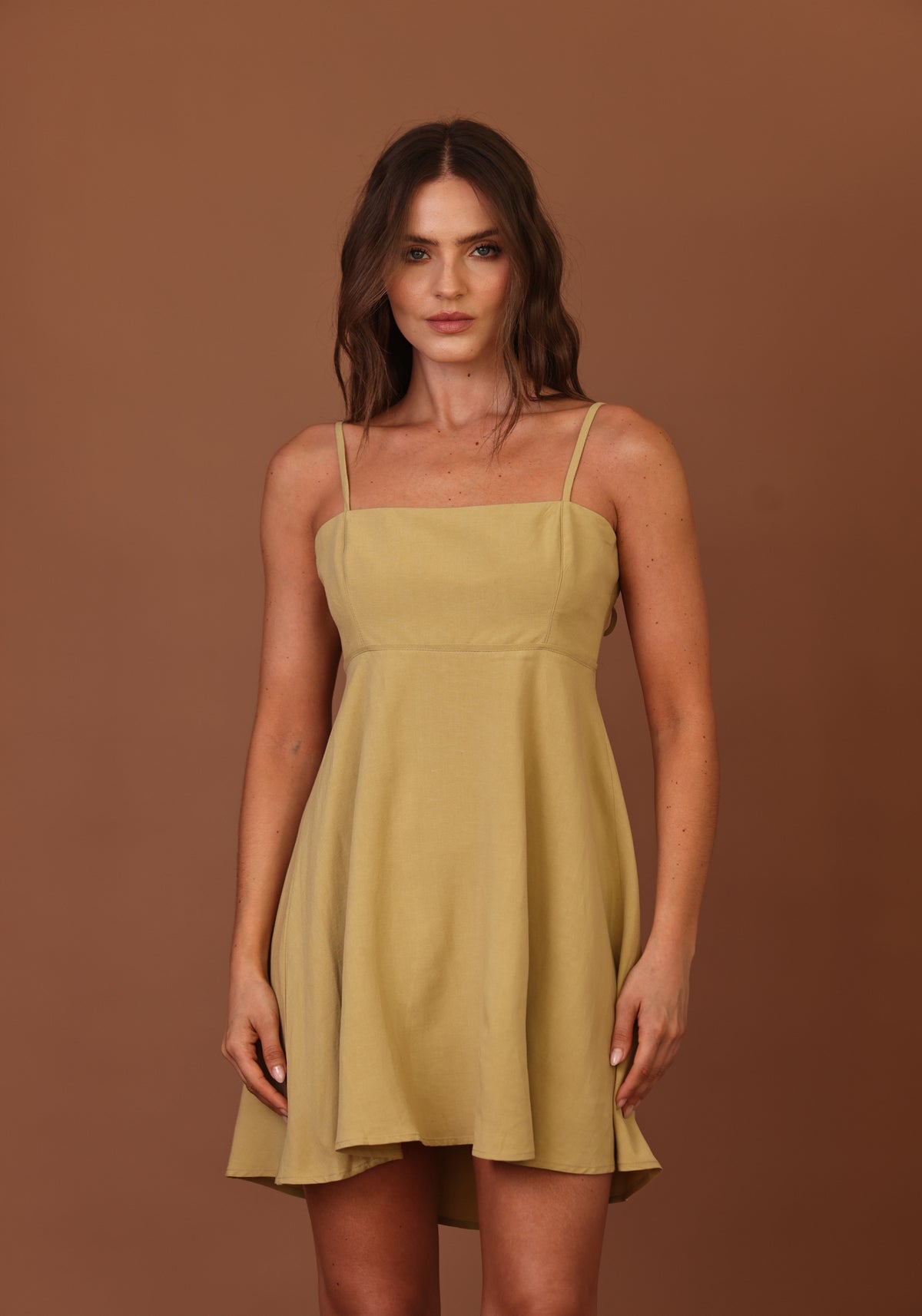 VESTIDO FEMININO CURTO ALCINHA AREIA ESCURO