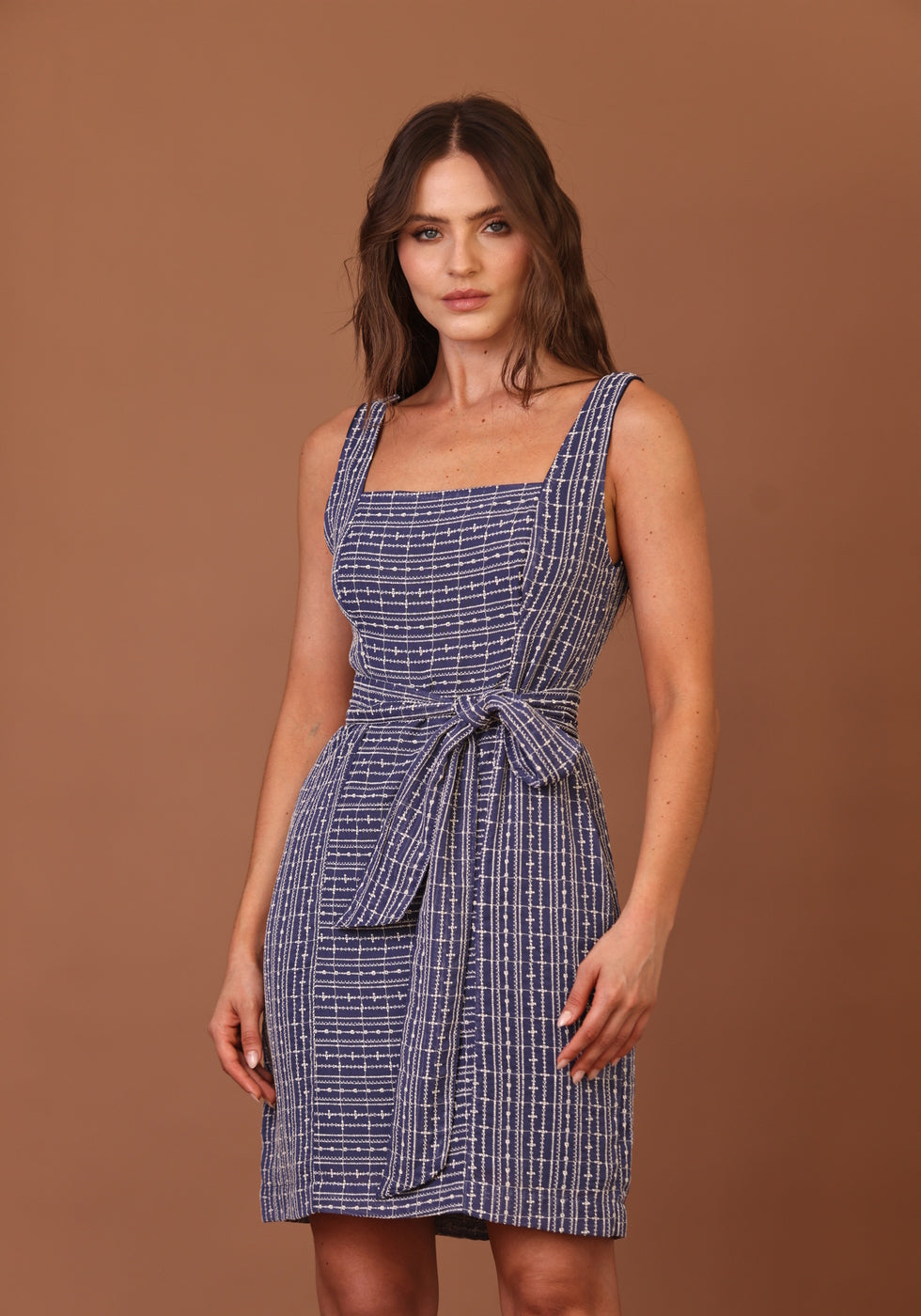 VESTIDO FEMININO MÉDIO RETO COM FAIXA AZUL