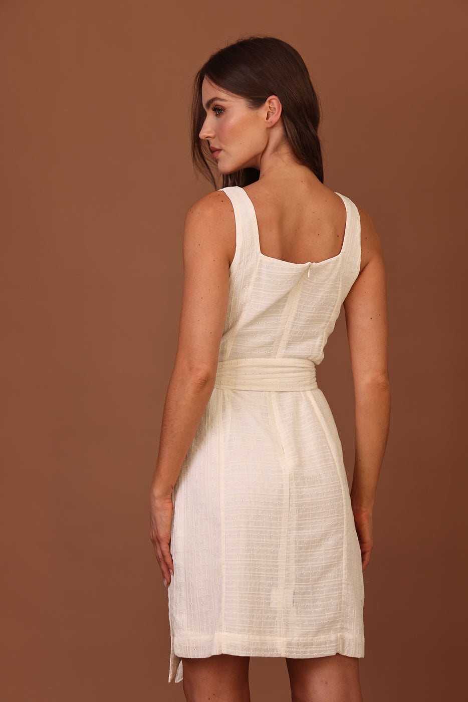 VESTIDO FEMININO MÉDIO RETO COM FAIXA OFF WHITE
