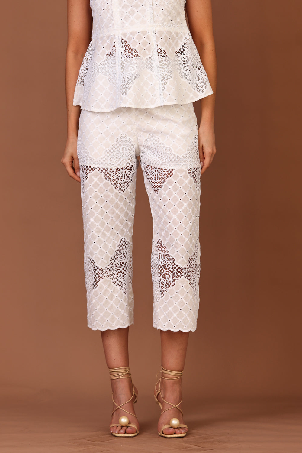 CALÇA FEMININA COM BORDADO BRANCA