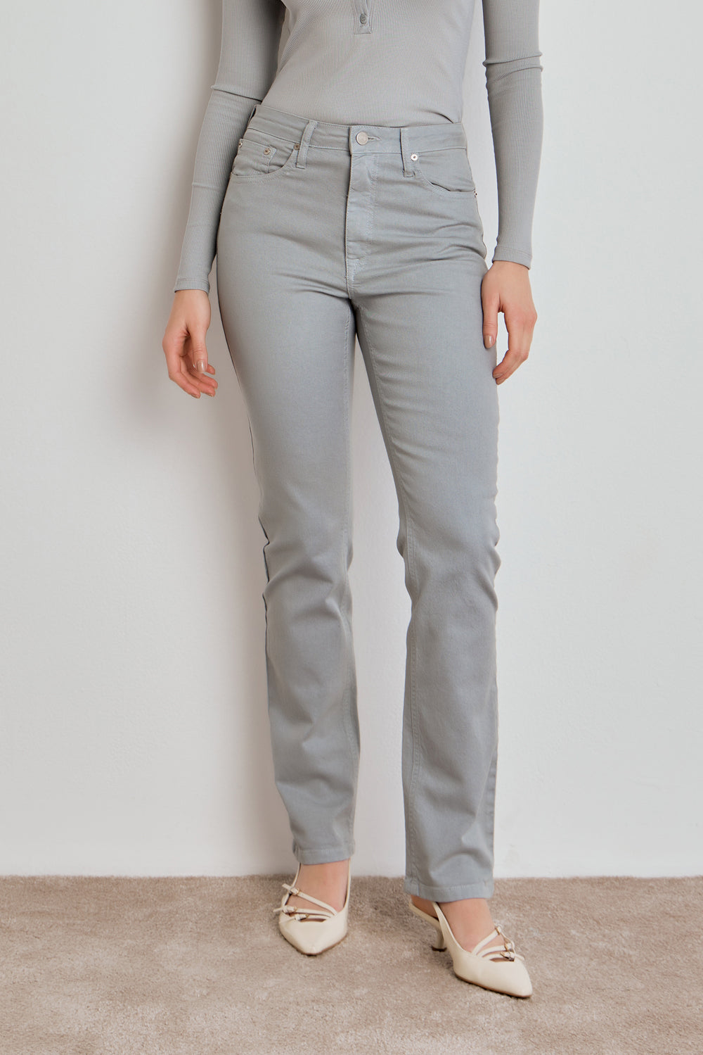 CALÇA TINA FEMININA LOW RISE SARJA CINZA CLARO