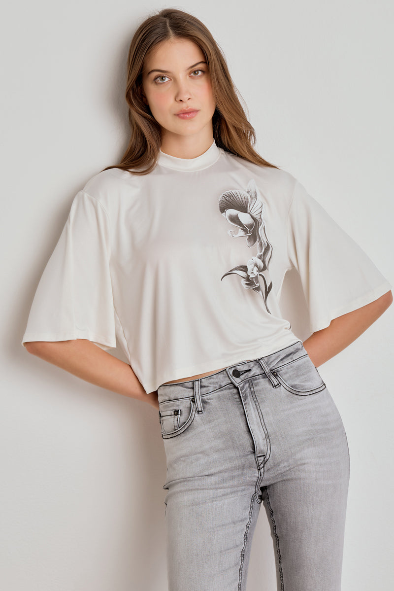 T-SHIRT FEMININA CROPPED AMPLA FLOR - OFF WHITE