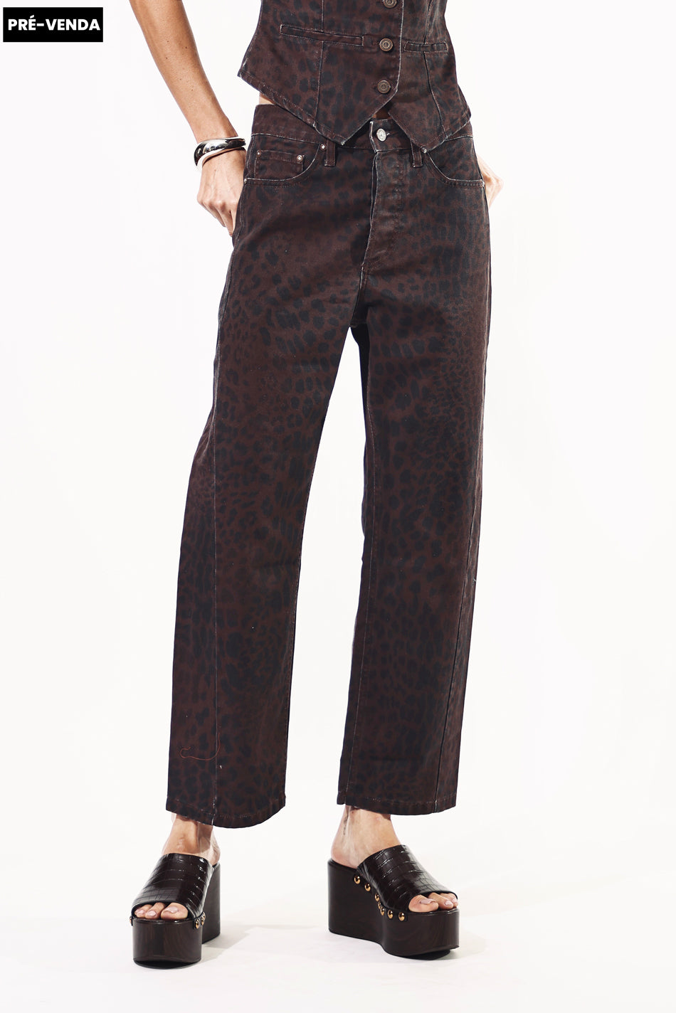 CALÇA BARREL SLIM ESTAMPADA SARJA TRUE LEOPARD ESCURO