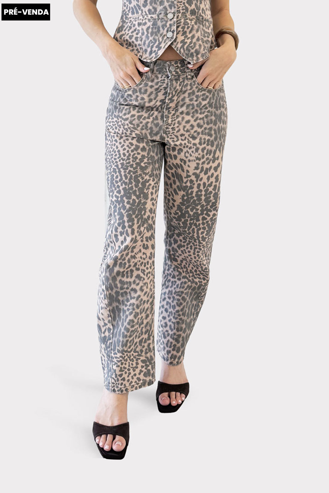 CALÇA BARREL SLIM ESTAMPADA SARJA TRUE LEOPARD CLARO