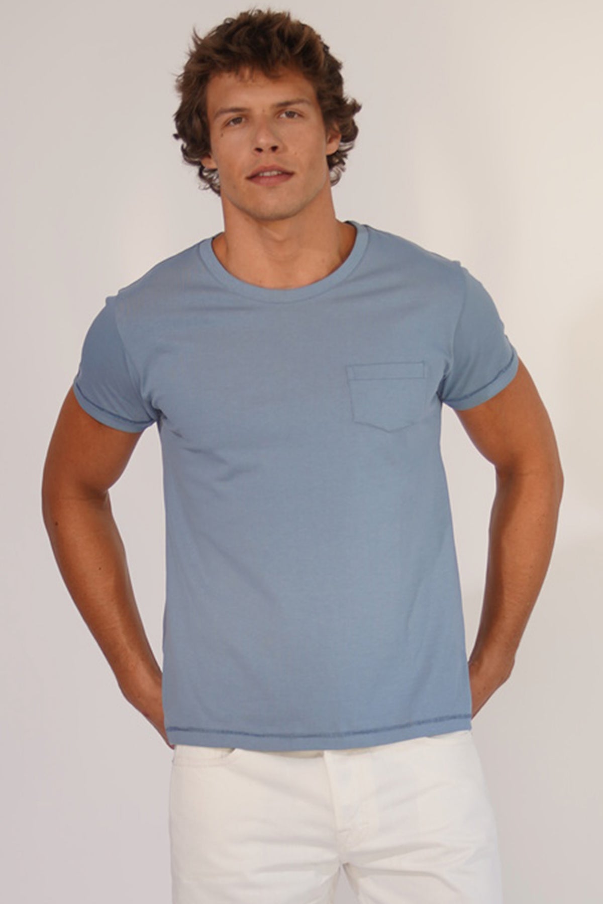 CAMISETA MASCULINA BASICA COM BOLSO - AZUL CLARO