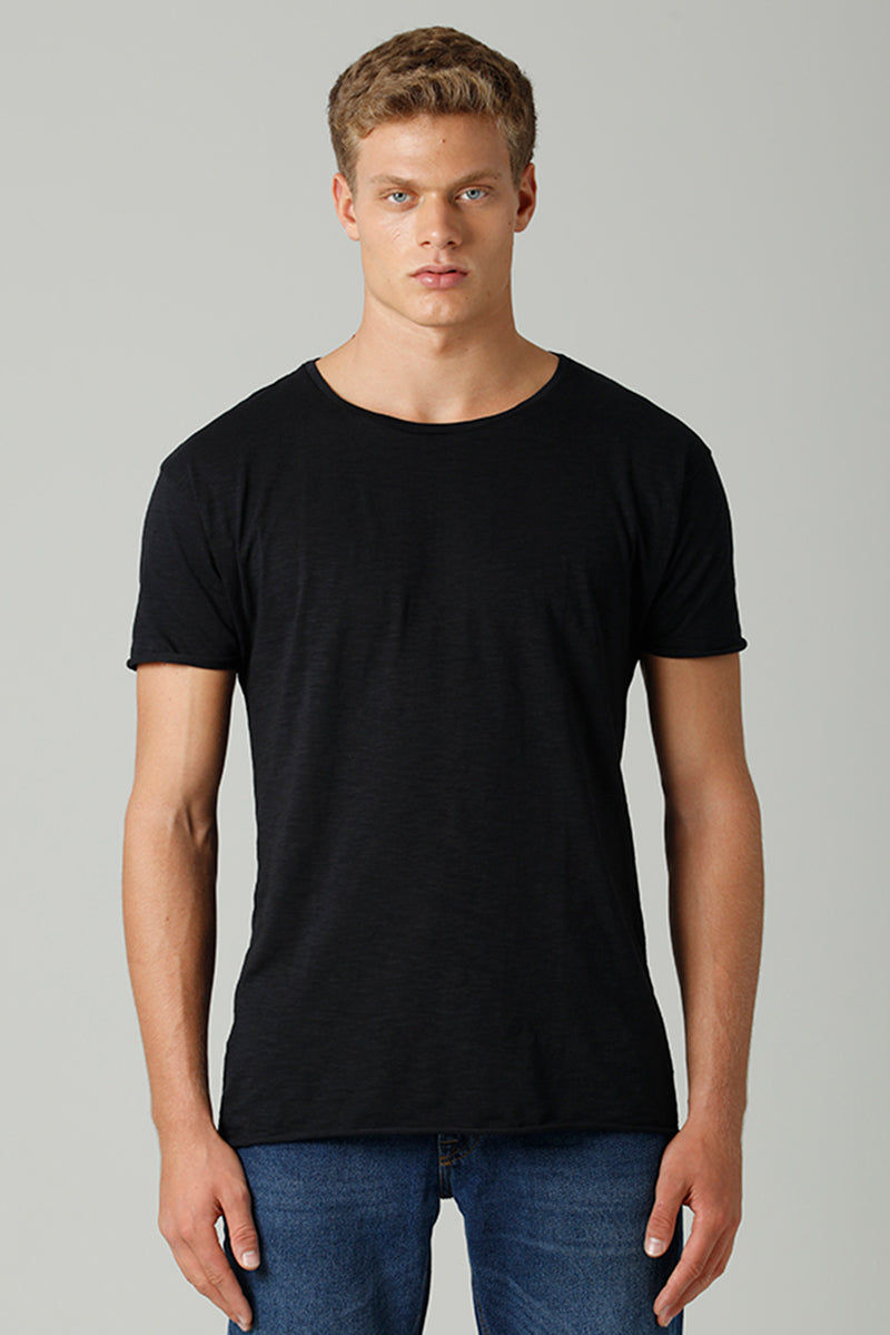 CAMISETA BASICA GOLA CANOA - PRETO