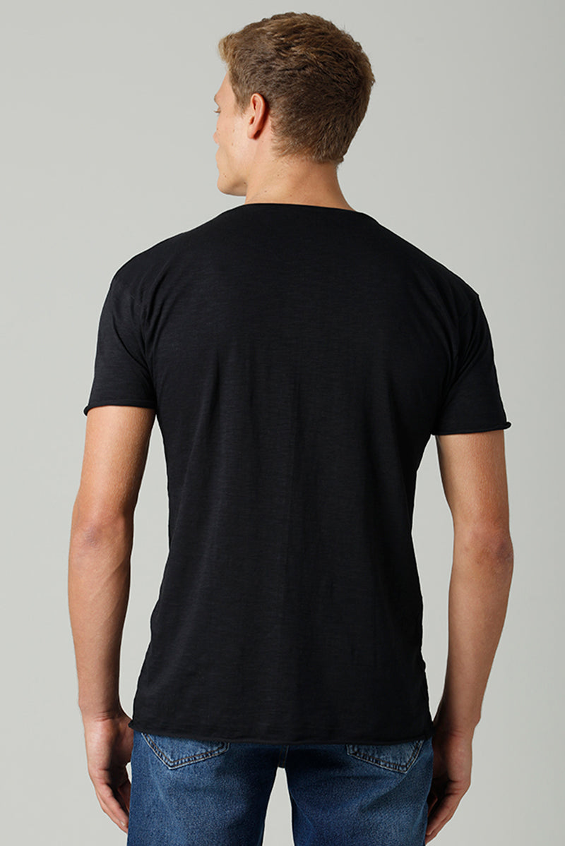 CAMISETA BASICA GOLA CANOA - PRETO