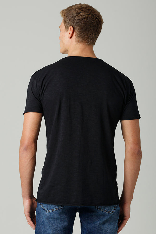 CAMISETA BASICA GOLA CANOA - PRETO