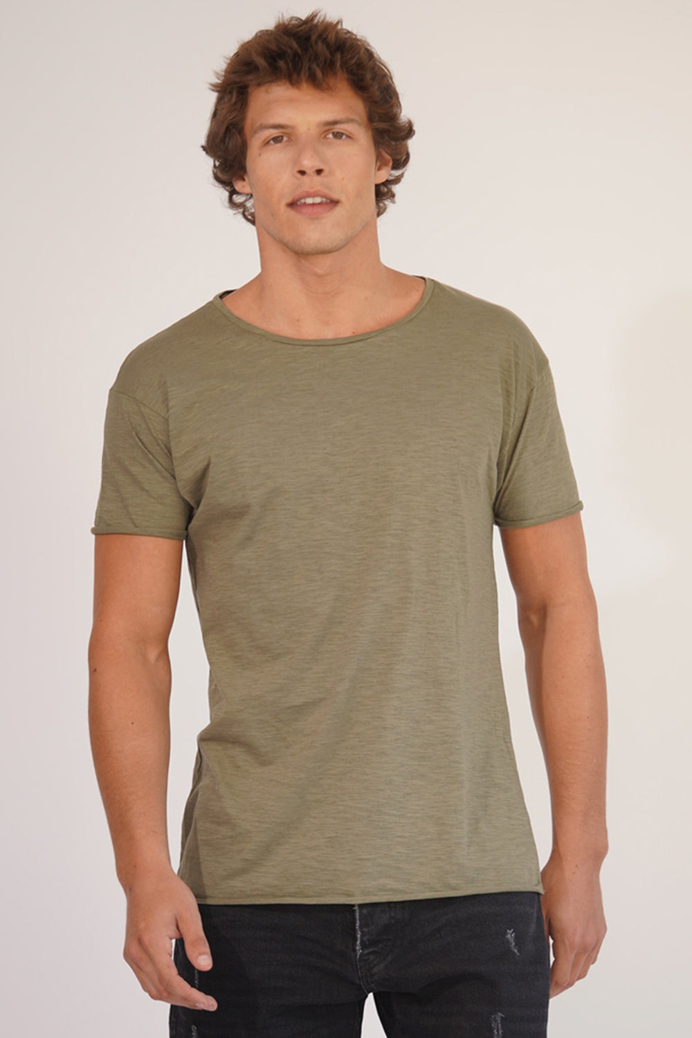 CAMISETA BASICA GOLA CANOA - VERDE OLIVA
