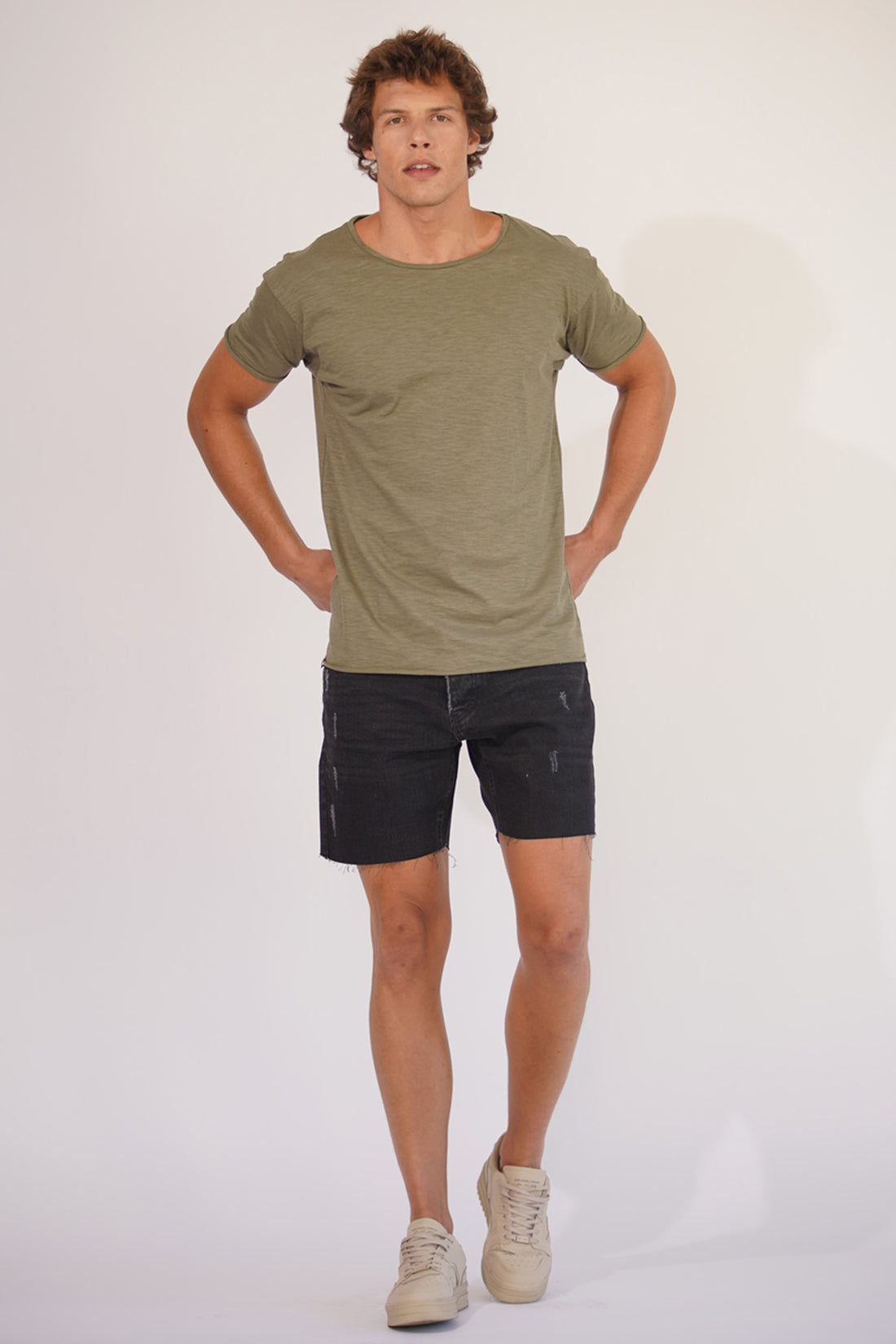 CAMISETA BASICA GOLA CANOA - VERDE OLIVA