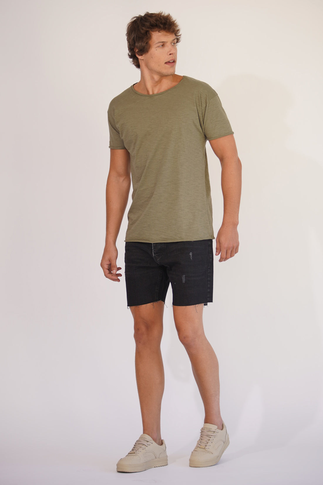 CAMISETA BASICA GOLA CANOA - VERDE OLIVA