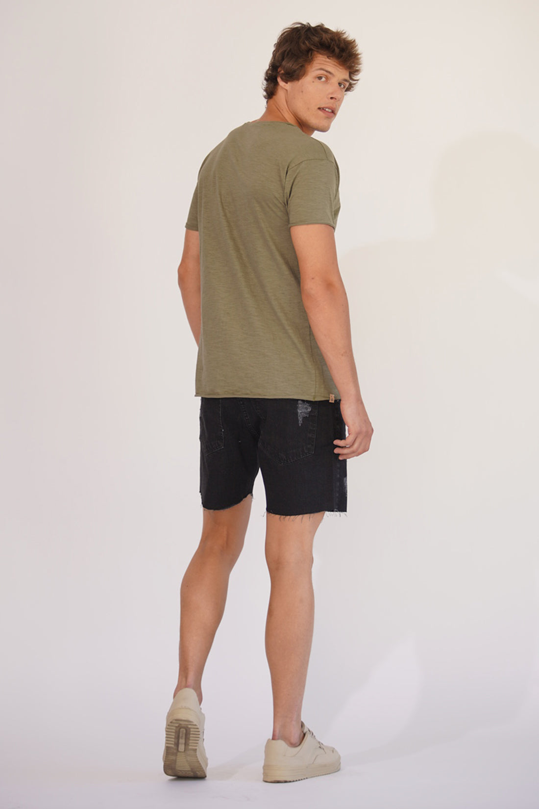 CAMISETA BASICA GOLA CANOA - VERDE OLIVA