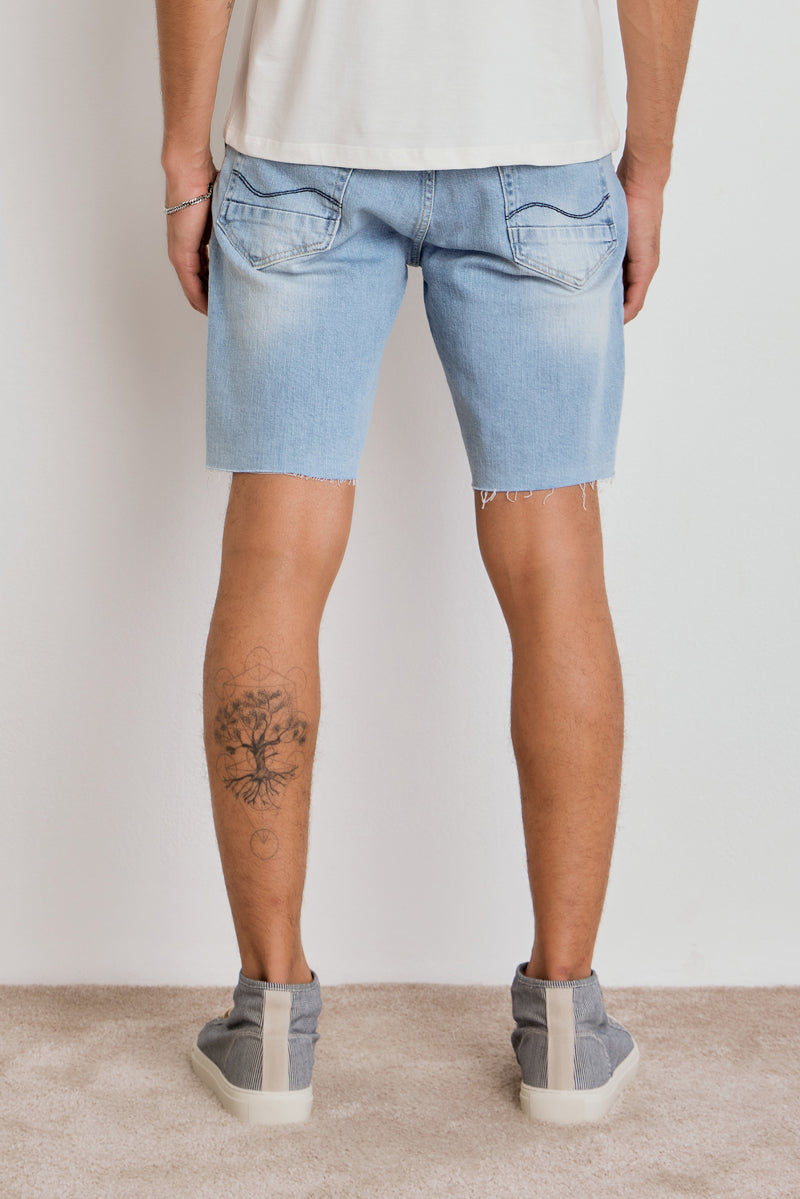BERMUDA ROMEO MASCULINA BARRA A FIO JEANS MÉDIO CLARO