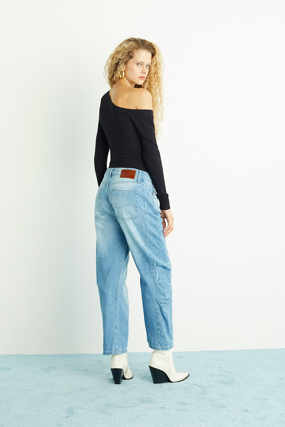 Calça Jeans Relaxed com Pregas