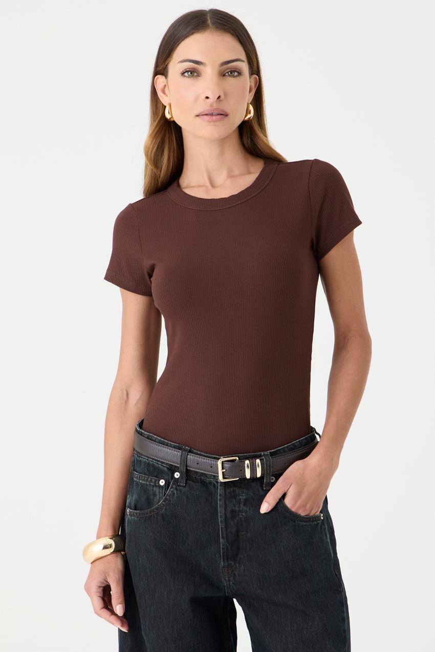 T-SHIRT FEMININA BABY LOOK RIBANA - MARROM
