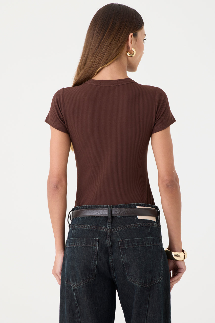 T-SHIRT FEMININA BABY LOOK RIBANA - MARROM