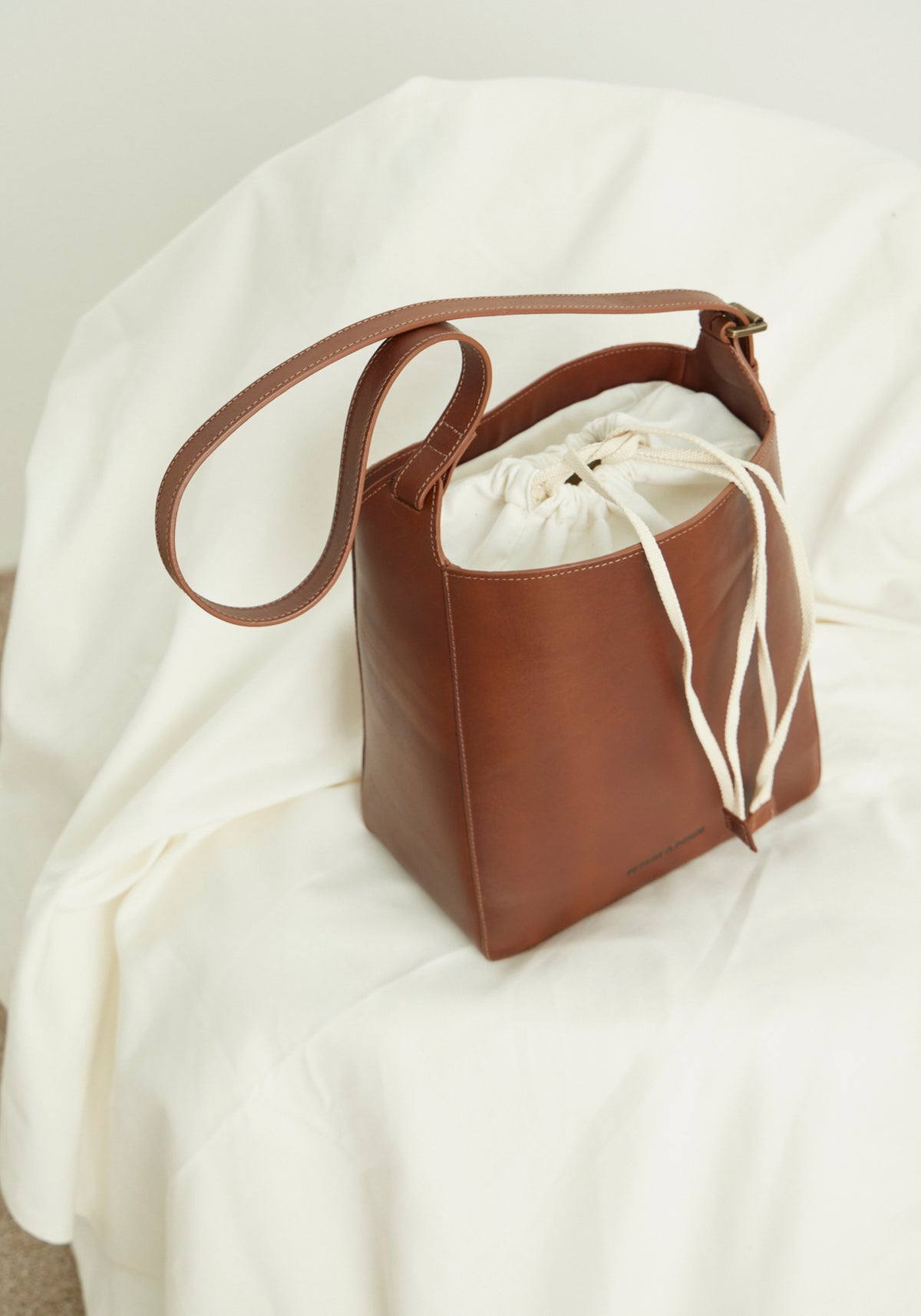 BOLSA MÉDIA COURO
