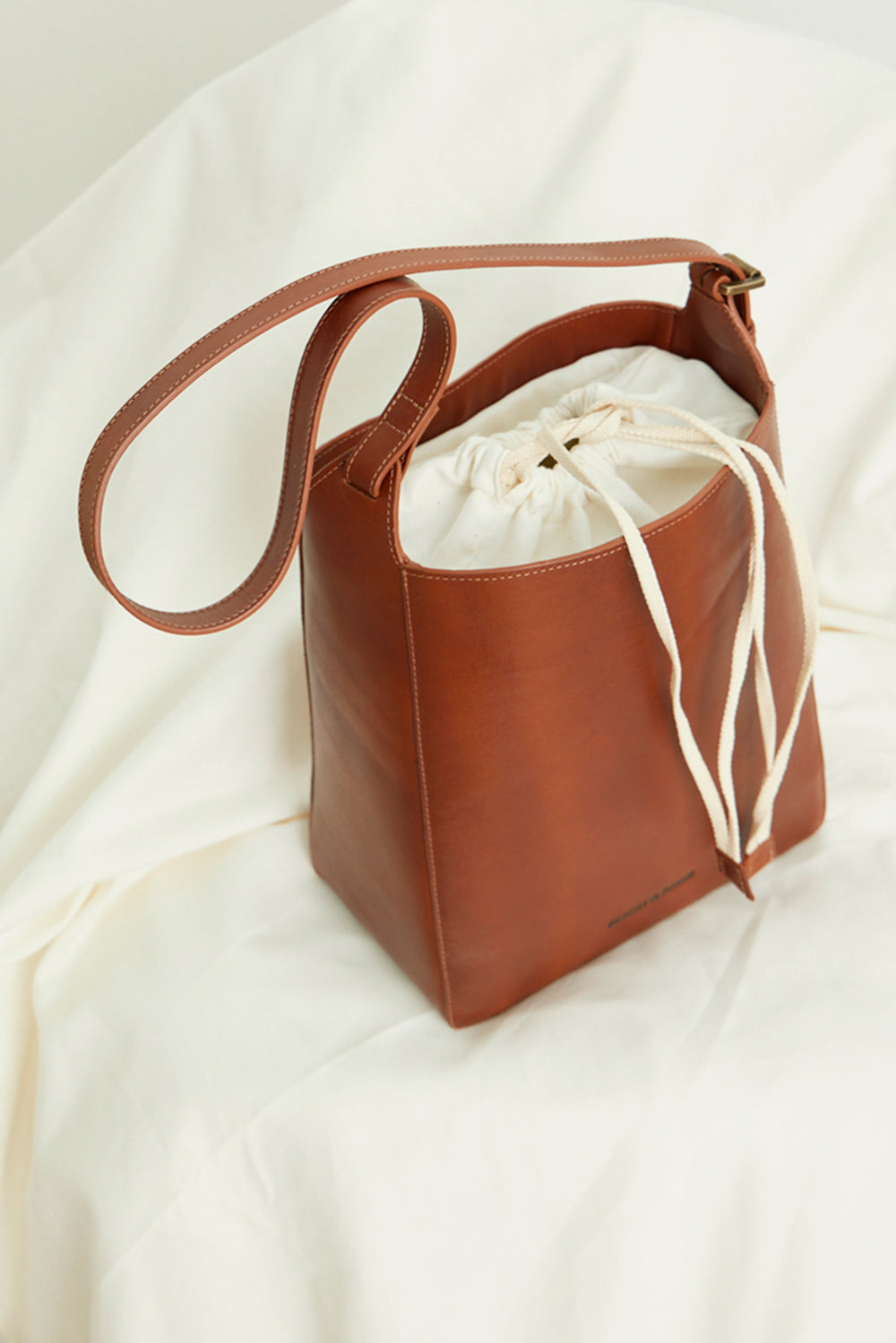 BOLSA MÉDIA COURO