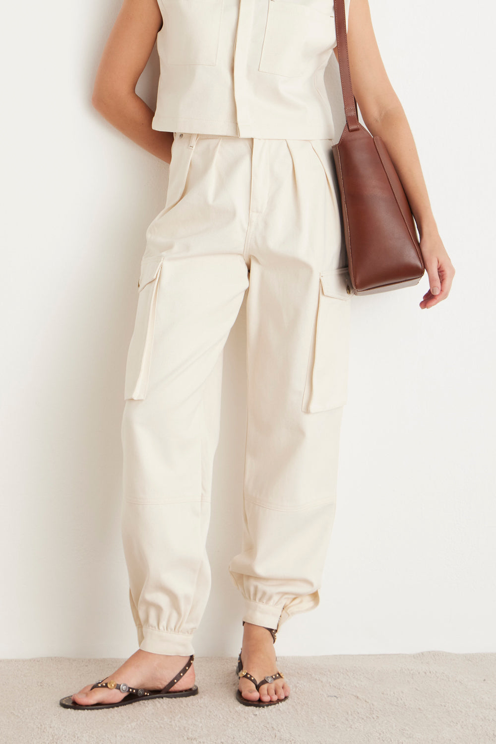 CALÇA ALANA FEMININA CARGO COM PREGAS SARJA NATURAL
