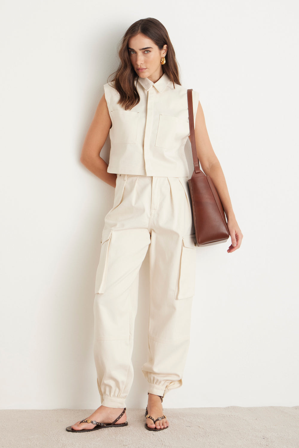 CALÇA ALANA FEMININA CARGO COM PREGAS SARJA NATURAL