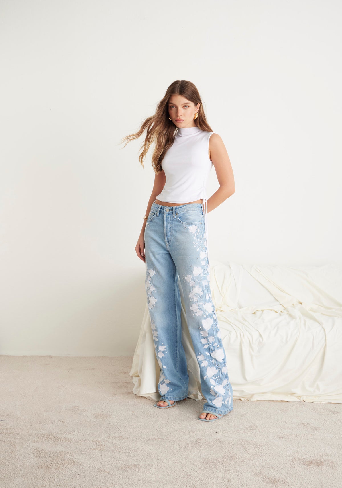 Calça Wide Leg Jeans Claro Bordada
